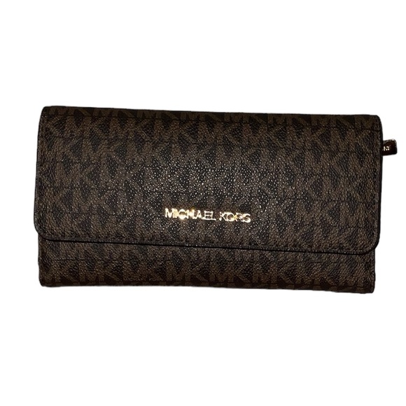 - NWT Michael Kors Jet Set Travel Lg Trifold Wallet